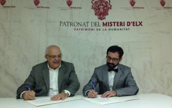 Fernando García y Antonio Navarro, firmando el documento de donación de la obra