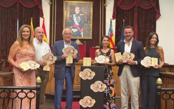 EL ABANICO Y EL FACSÍMIL DEL MISTERI D’ELX 2025 YA ESTÁN LISTOS PARA ACOMPAÑAR LAS REPRESENTACIONES DEL CICLO DE AGOSTO
